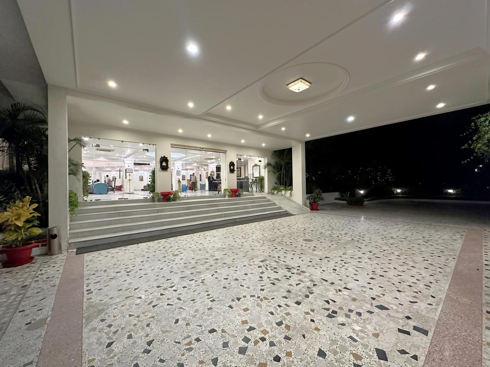 A S Hotels Khadzsuráhó Kültér fotó